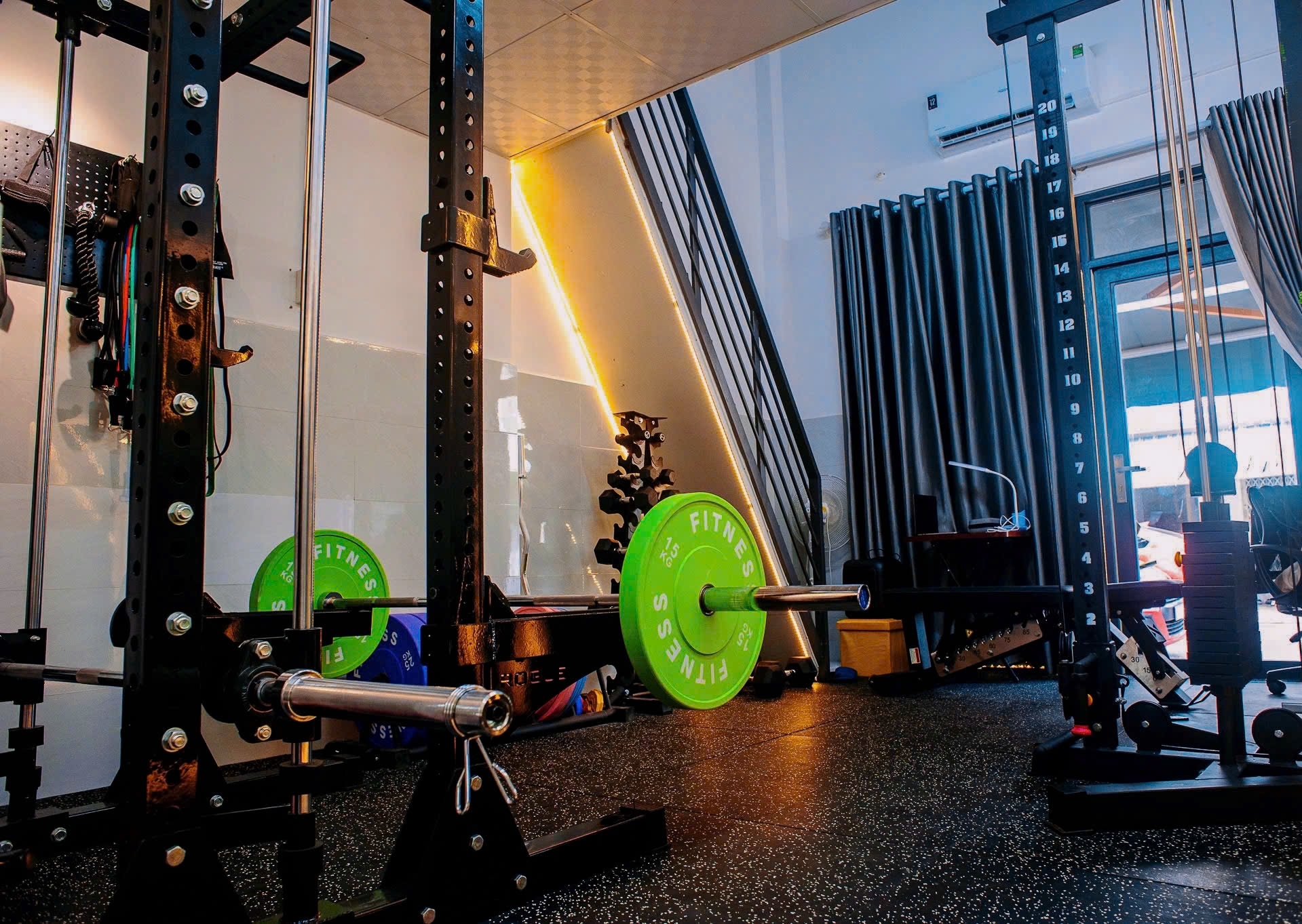 Góc tạ đòn và bánh tạ bumper tại ATu's Private Gym