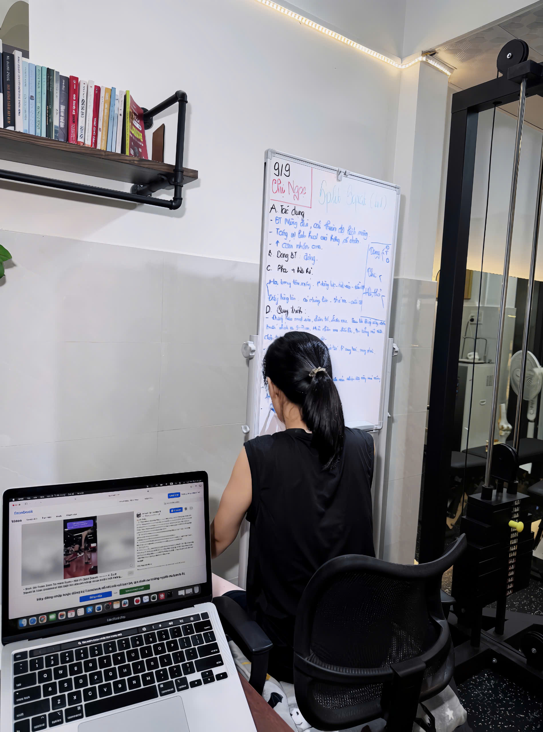 Góc học lý thuyết với bảng trắng và kệ sách chuyên môn